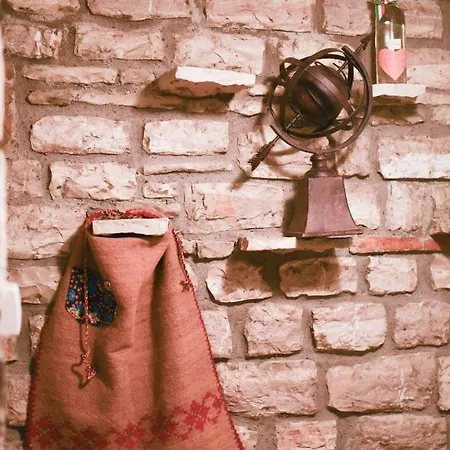 Obrava Semi Double With Balcony Overlooking The Inner Courtyard شقة *